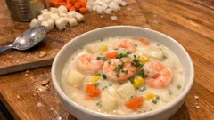 えびは酒蒸しでぷりっと。かぶの甘みがやさしい牛乳クリームシチュー