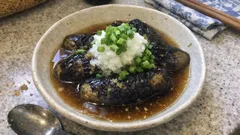 焼きなすをめんつゆでじゅわっと煮含める：大根おろしでさっぱり「なすの煮浸し」