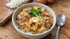 鶏肉少なめでも満足。だしを吸ったお麩で作る、めんつゆ親子丼