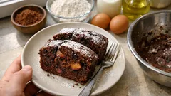 バター不要、サラダ油でしっとり。混ぜて焼くだけのチョコレートプラムケーキ