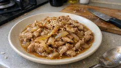 スタミナ源たれで味が決まる、豚こまのしょうが焼き｜玉ねぎ甘めでご飯がすすむ