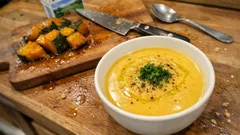 作り置きのかぼちゃの煮物が、朝にうれしいポタージュに：牛乳でのばすだけ