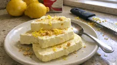 オーブン不要でひんやり濃厚：レモンのセミフレッドを冷凍庫で作る