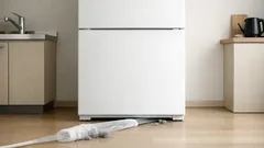 冷蔵庫の下のホコリ、動かさずに取る方法｜クリアファイル×排水口ネットで簡単掃除