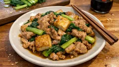 厚揚げを先に焼いて香ばしく。豚こま×小松菜のオイスター炒め（ごはんが進む）