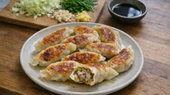 噛むと肉汁がじゅわっ。スープを抱き込む“肉汁系”焼き餃子の作り方