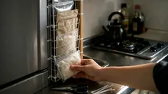 100均だけでレトルトが回る収納に、上から入れて下から出す縦型ストッカーの作り方