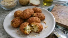 ひき肉なしでも満足。じゃがいもと玉ねぎの塩コロッケをほくほくに仕上げる作り方