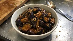 フライパンひとつでつやつや仕上げ：秋ナスの味噌炒め、タレは先に混ぜるのがコツ