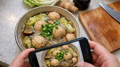 フライパンひとつでほっと温まる：白菜と鶏つくねの春雨煮（だし醤油）