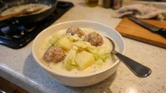 白菜がとろっと甘い。冷凍肉団子で作る、簡単クリームシチュー