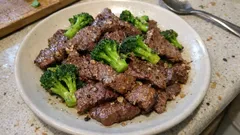 塩こしょうだけでここまで旨い:牛こま肉とブロッコリーのにんにく炒め(下ゆでで水っぽくしない)
