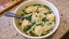 余った餃子の皮でつるんと満足：肉なしワンタンスープの簡単レシピ