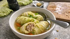 ロールキャベツより手軽：白菜で巻いて15分煮るだけの「ロール白菜」