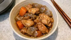 フライパンひとつで味しみしっかり。鶏もも肉とにんじん・こんにゃくの甘辛煮