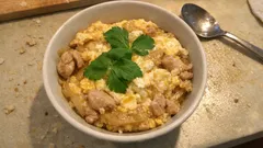 だし要らずで味が決まる：かき醤油で作るふわとろ親子丼
