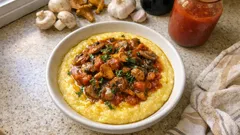 寒い日にうれしい「ポレンタ・エ・フンギ」— きのこ×トマトソースを白ワインで香りよく