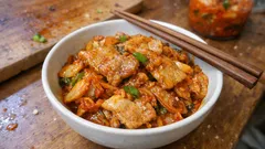 隠し味はマヨネーズ：辛さがまろやかにまとまる、コク旨豚キムチの簡単炒め