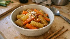 大根とにんじんだけで作れる、甘辛だし醤油の定番煮物。炒めてから煮ると味しみ◎