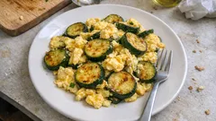 ズッキーニと卵のふんわり炒め：マヨひとさじで朝にもお弁当にも合う簡単おかず