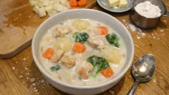 ルーなしでも失敗しにくい：バターと小麦粉で作る手作り鶏クリームシチュー