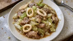 湯通しキャベツで水っぽくならない:イカと豚こまの中華風キャベツ炒め