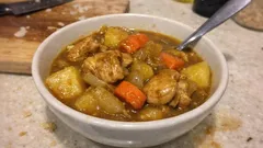 鶏もも肉で作る“いつものカレー”——玉ねぎの炒め方と、ルーをなめらかに溶かすコツ