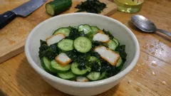 きゅうりとわかめの酢の物に薩摩揚げでコク足し—塩もみで水っぽくならない作り置き副菜