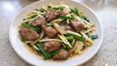 臭みを抑えてやわらかく：牛乳漬けで作るレバニラ炒め（豚レバー）