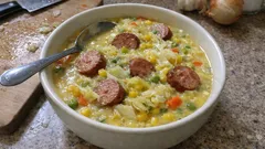 カップスープの素でシチュー気分：ウインナーと野菜で作るコーンのとろ旨スープ