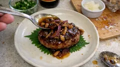 冷凍ハンバーグがごちそうに：しめじと紫玉ねぎの和風レンジソース