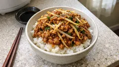 もやし1袋でご飯が進む—合挽き肉の甘辛みそだれ炒め丼、ワンパンで手早く