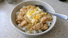 だし香る関西風親子丼の作り方：卵は2回に分けて、ふわとろ半熟に