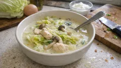 白菜の甘みが引き立つ、やさしいクリームスープ—鶏肉としめじでコク旨に