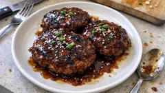 冷凍牛肉パテがごちそうに：フライパンで作るテリヤキ風ハンバーグ（麺つゆで簡単）