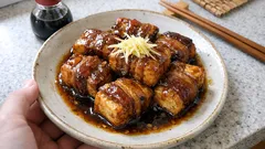 厚揚げに豚バラを巻いて10分煮るだけ。角煮みたいに満足できる「超速角煮」レシピ