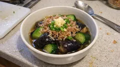 焼いてから煮るだけで味しみじゅわっ。ナスときゅうりのにびたし（冷やしても◎）