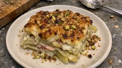 ウイキョウが主役のごちそうグラタン：ベシャメル＆チーズで重ね焼き「パルミジャーナ」