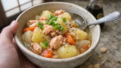 肉じゃがを鮭で作るとこんなにごはんが進む:バターにんにく香る「鮭じゃが」レシピ