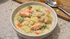 鮭と鶏もも肉のクリーム煮—先に焼いて香ばしく、野菜もたっぷりなめらか仕上げ