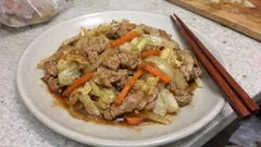 甘めの醤油だれがしっかり絡む、豚肉入り野菜炒め。片栗粉で味がブレない作り方