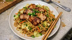 市販のラーメンスープで味が決まる、フライパンひとつの屋台風「焼きラーメン」