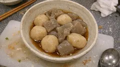 冷凍里芋で皮むきいらず：こんにゃくはスプーンでちぎる「里芋とこんにゃくの煮物」