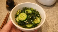 りんご酢でまろやかに仕上げる、きゅうりとわかめの酸っぱすぎない酢の物（シャキッと塩もみ）