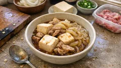 豚こま肉で作るコク旨「肉豆腐」—煮汁を先に煮立てて、豆腐に味しみよく