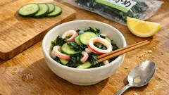 さっぱり箸休めに：きゅうり・ワカメ・イカの酢の物、味がぼやけない塩もみのコツ