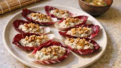 火を使わず混ぜて詰めるだけ：ラディッキオのバルケッテ（濃厚くるみソース）レシピ