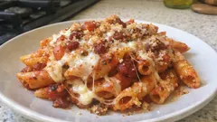 いつものアラビアータがごちそうに：チーズとパン粉で焼く「ペンネ・アラビアータのオーブン焼き」