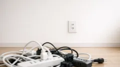 壁を壊さずコンセントを増やす方法、モジュラー式で配線ストレスを解決