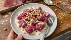 赤紫が映えるビーツのニョッキ—ゴルゴンゾーラソースとくるみで週末のごちそうに